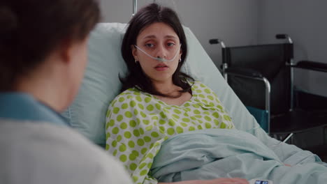 paciente enfermo acostado en la cama hablando con el médico explicando el síntoma de la enfermedad