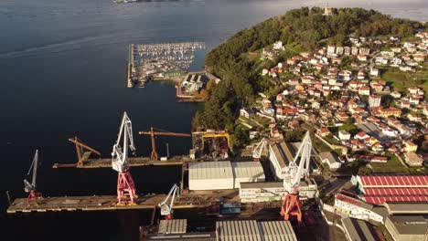 vista aérea de la ciudad de vigo en españa, grúa trabajando en el puerto de embarque para importar mercancías de exportación en grandes contenedores que llegan al extranjero