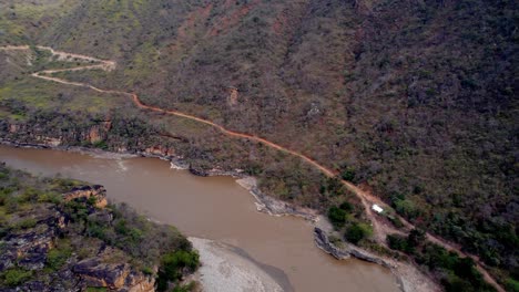 río amazonas que fluye en el paisaje peruano