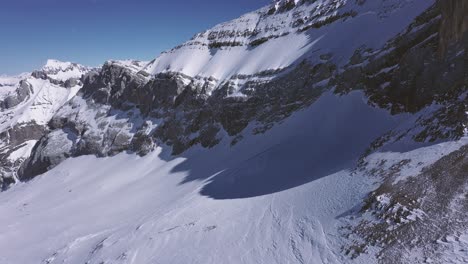 Impresionantes-Imágenes-De-Drones-En-Lo-Alto-De-Una-Pista-De-Esquí-En-Los-Alpes-Suizos