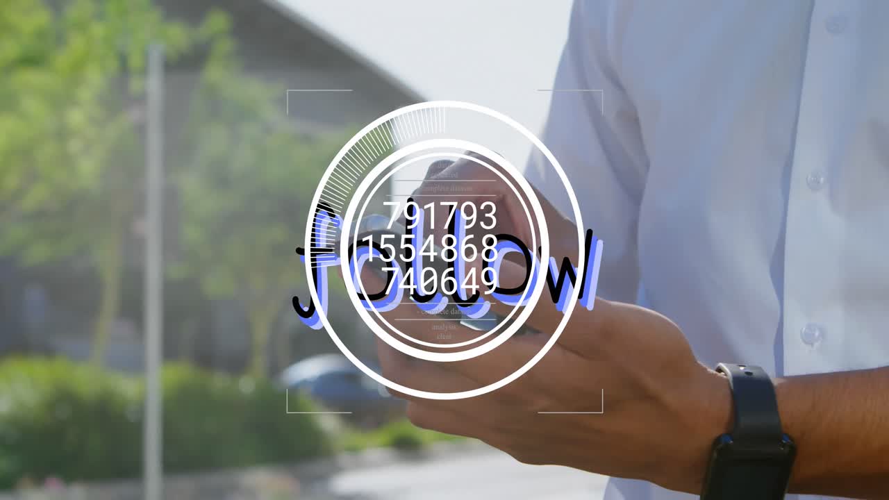 animación de texto de seguimiento y procesamiento de datos sobre un hombre biracial usando un teléfono inteligente