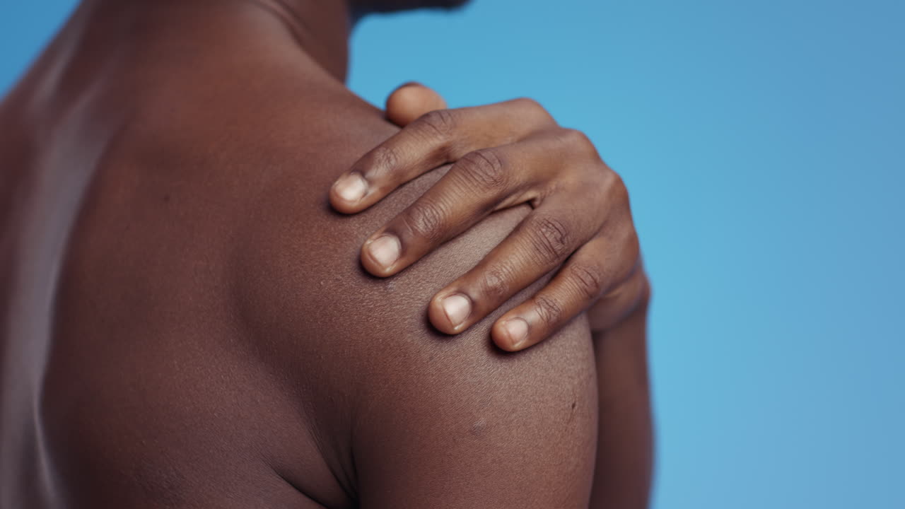 persona con dolor en el hombro