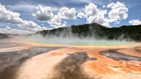 grand prismatic spring in yellowstone national park