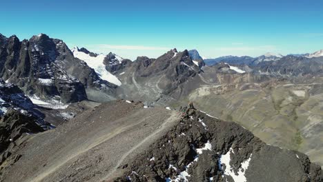 los escaladores están en la cima de la montaña con vistas panorámicas, bolivia aérea