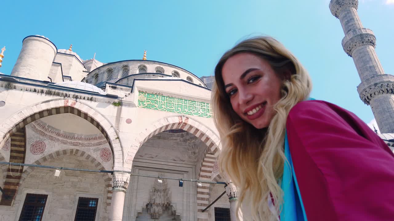 garota bonita e atraente de camisa tira selfie com vista para a mesquita do sultão ahmet em istambul, turquia