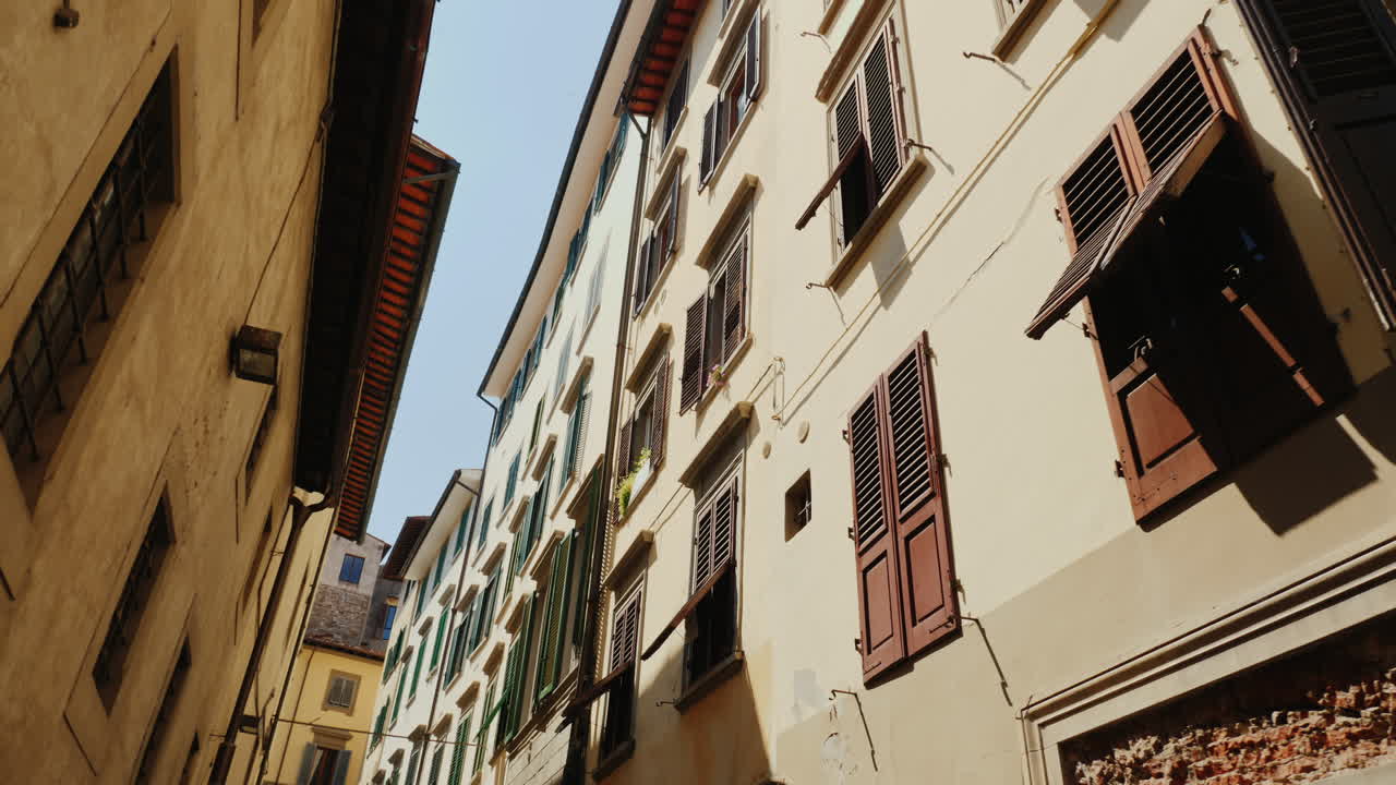 Ripresa Steadicam: vecchi edifici sulla stretta via di Firenze in Italia, la parte storica della città