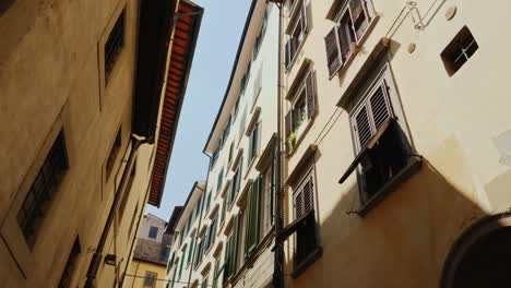 toma de steadicam: edificios antiguos en la estrecha calle de florencia en italia, la parte histórica de la ciudad