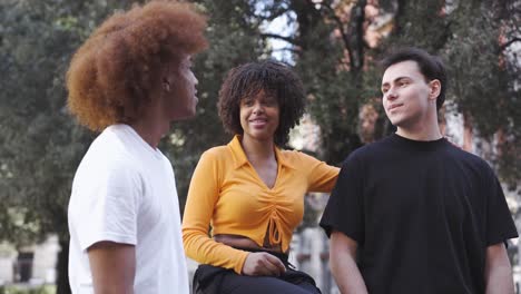 amigos multiétnicos felices teniendo una conversación en la calle