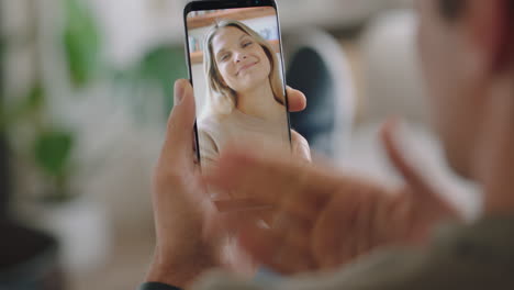 Joven-Teniendo-Video-Chat-Usando-Un-Teléfono-Inteligente-Charlando-Con-Su-Novia-En-La-Pantalla-Disfrutando-De-Una-Conversación-Compartiendo-Estilo-De-Vida-En-Un-Teléfono-Móvil-Relación-De-Larga-Distancia-Orientación-Vertical-4k