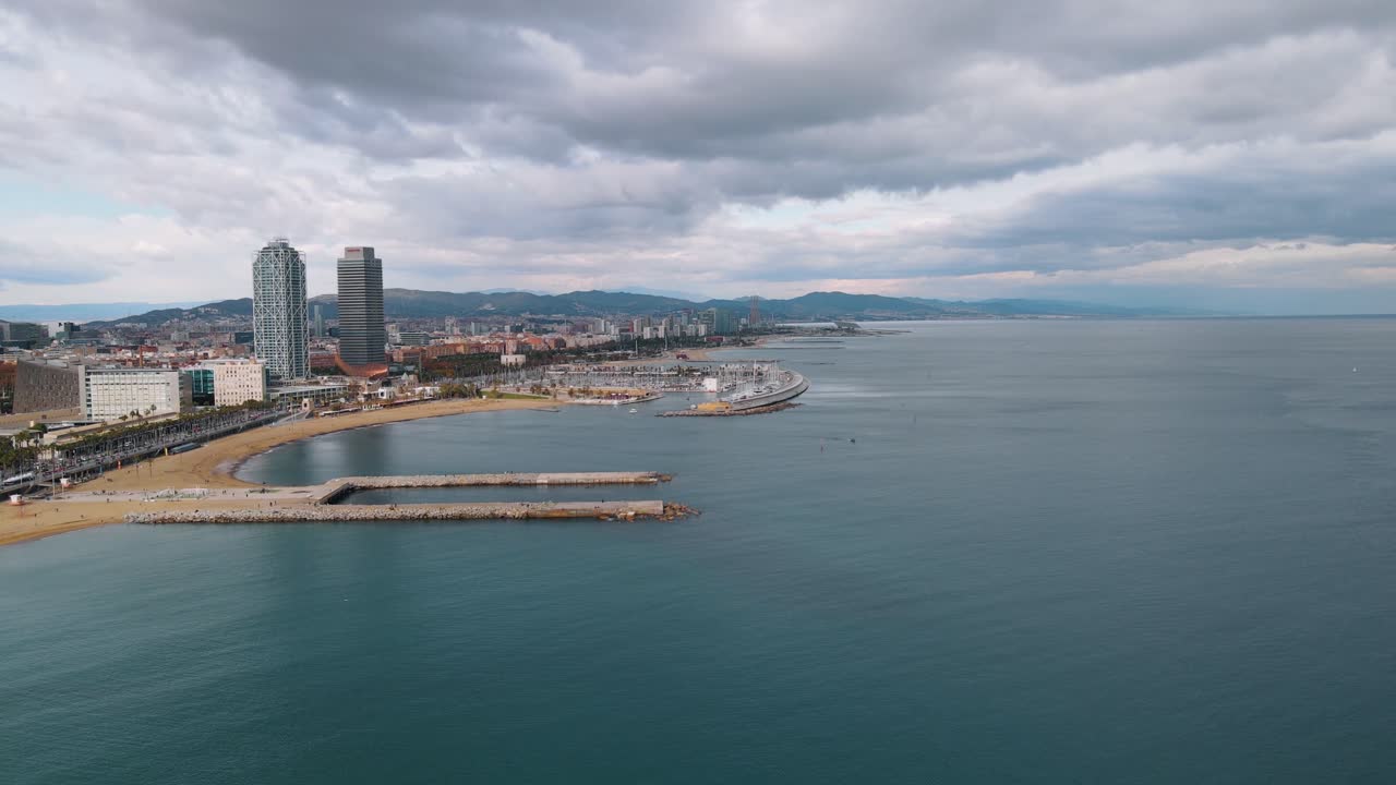 Ampia veduta aerea panoramica grandangolare della costa di Barcellona