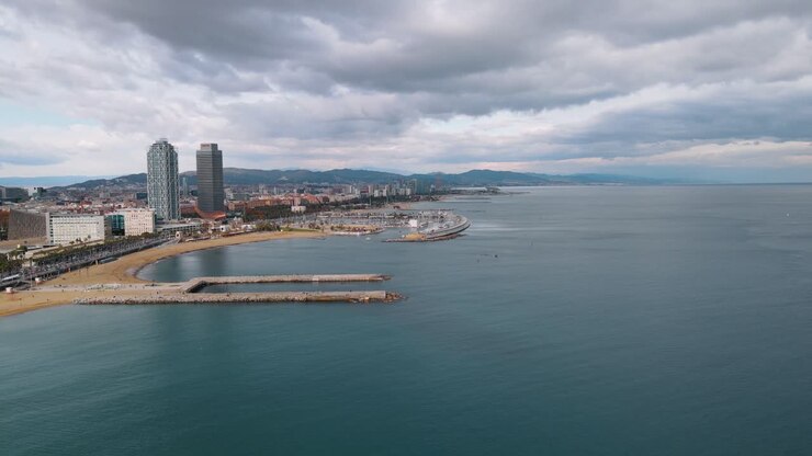 Ampia veduta aerea panoramica grandangolare della costa di Barcellona