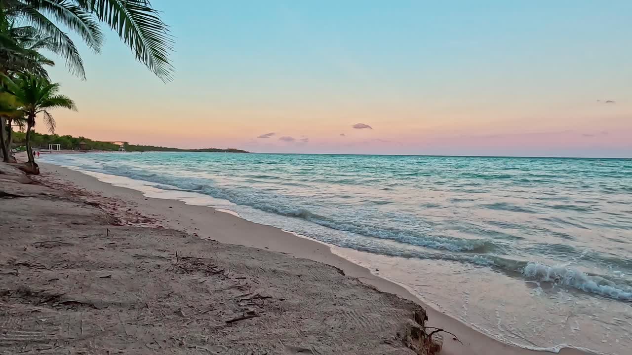hyperlapse puesta de sol en tulum méxico del mar caribeño con personas caminando, palmeras balanceándose, y timelapse de olas rompiendo en la orilla