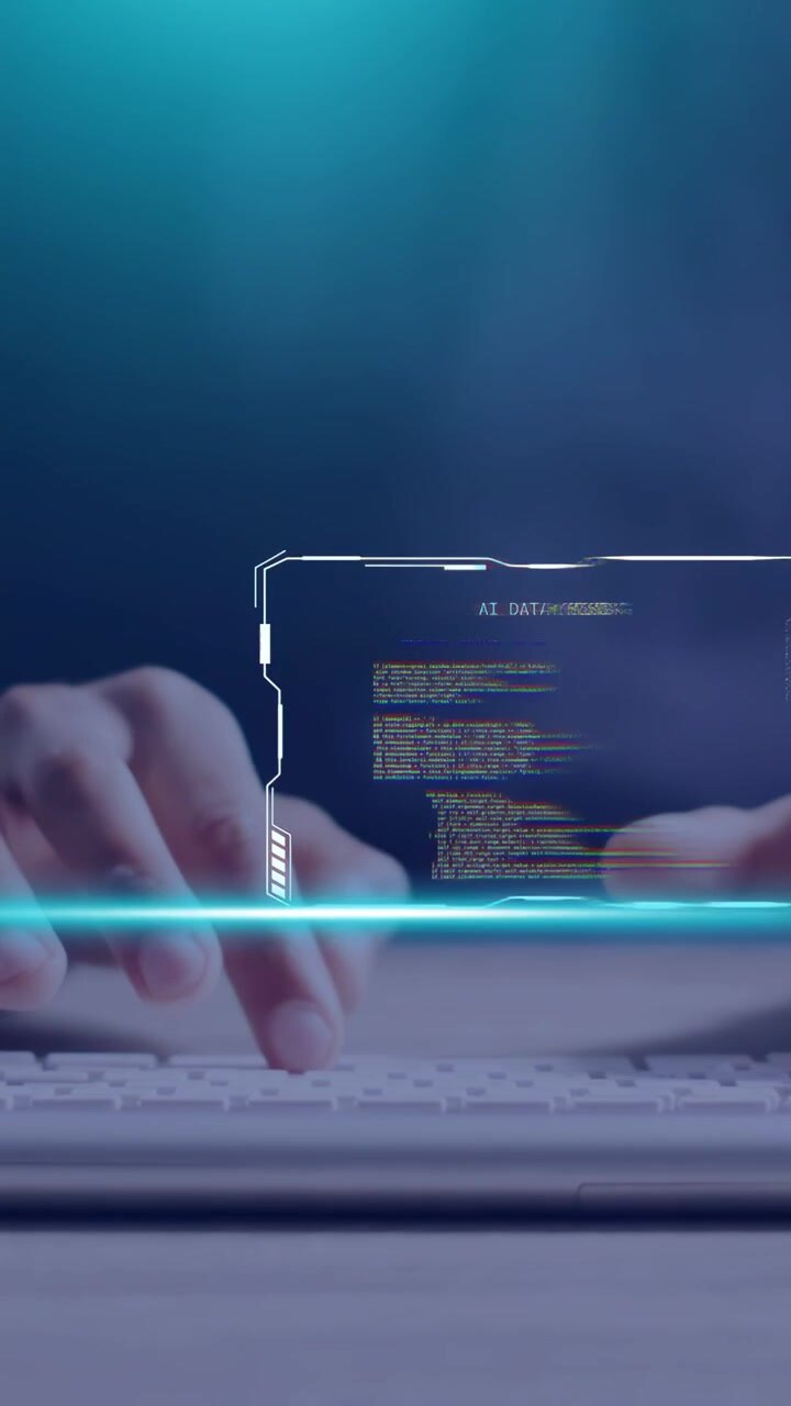Video verticale: Mani di sviluppatore che riposano sulla tastiera, digitando e usando pannelli di AI DATA MINING per analizzare dati.
