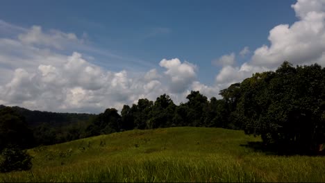 Paisaje-En-El-Parque-Nacional-De-Khao-Yai,-árboles-Y-Montañas-Con-Grandes-Nubes-Esponjosas-Que-Proyectan-Sombras