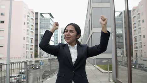 joven mujer de negocios emocionada celebrando el éxito