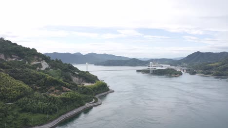 Toma-Aérea-4k-Del-Océano-Y-Puentes-En-Japón