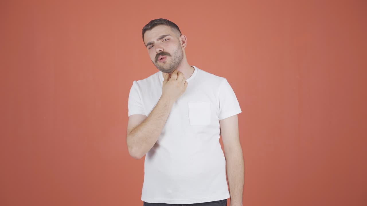 hombre con dolor de garganta.