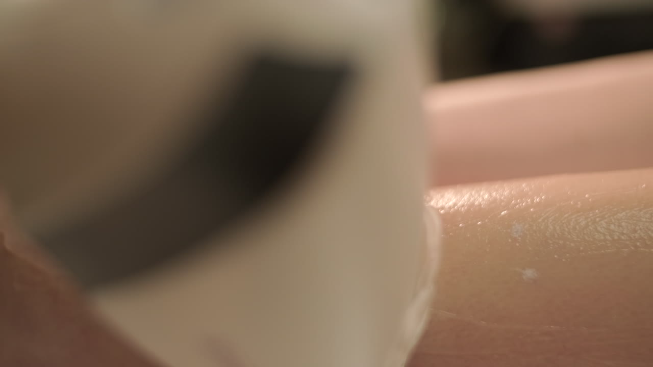 Primo piano del trattamento di epilazione laser su una gamba con gel