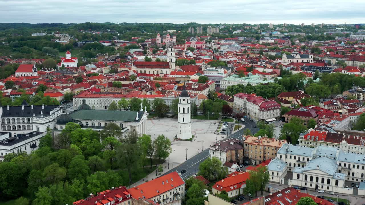 catedral de vilnius y su campanario - catedral católica romana en el casco antiguo de vilnius, lituania