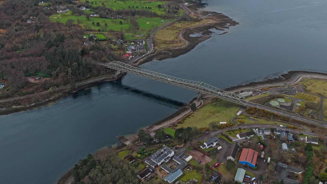 Vista aerea del ponte di Ballachulish sul Loch Leven in Scozia.