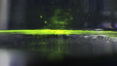reflejo líquido verde y amarillo abstracto