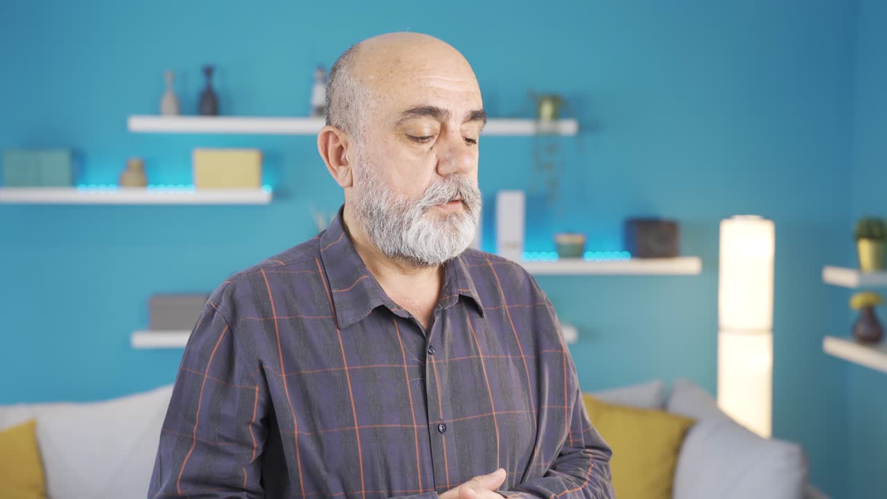 Anziano triste e afflitto, pensieroso a casa