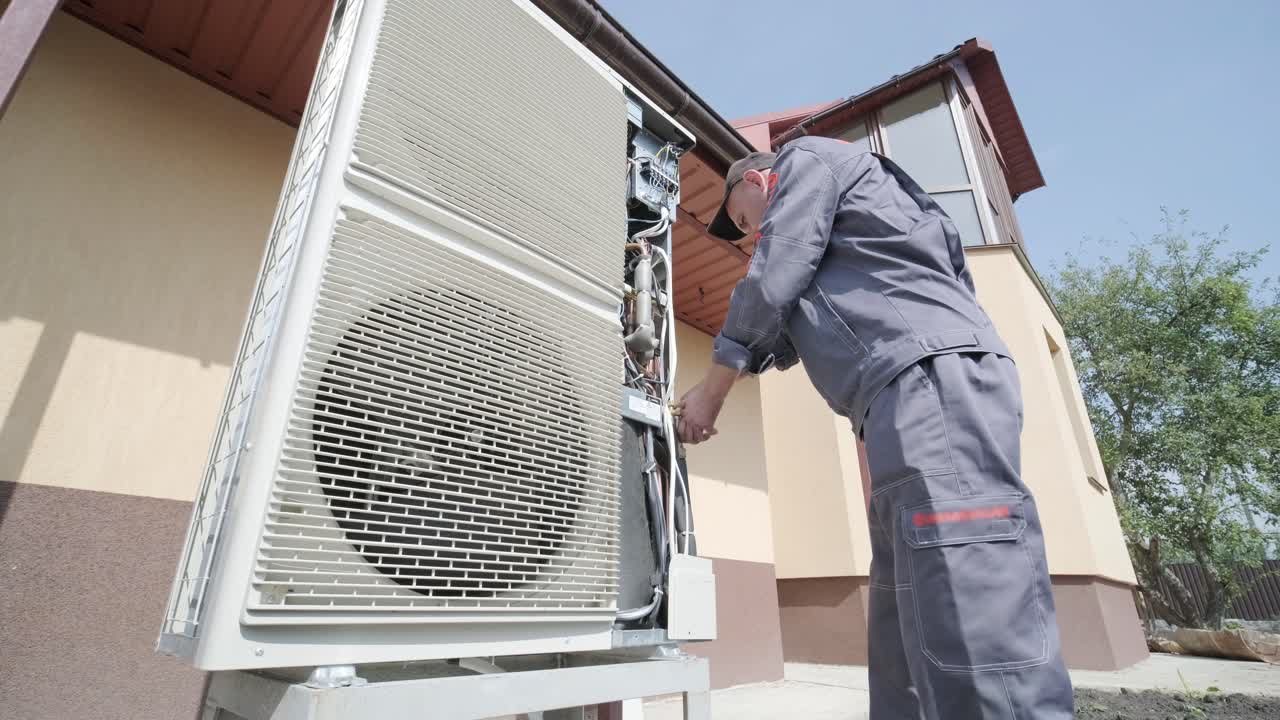 técnico de hvac instala sistemas de calefacción, ventilación y aire acondicionado. bomba de calor