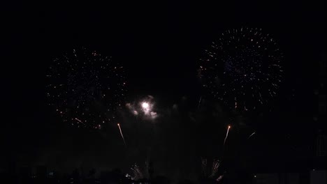 diferentes colores y patrones fuegos artificiales reales establecidos en la ciudad por la noche