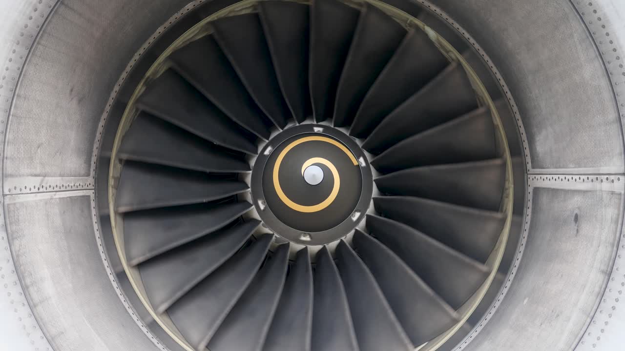 el avión a reacción de primer plano de 4k está girando