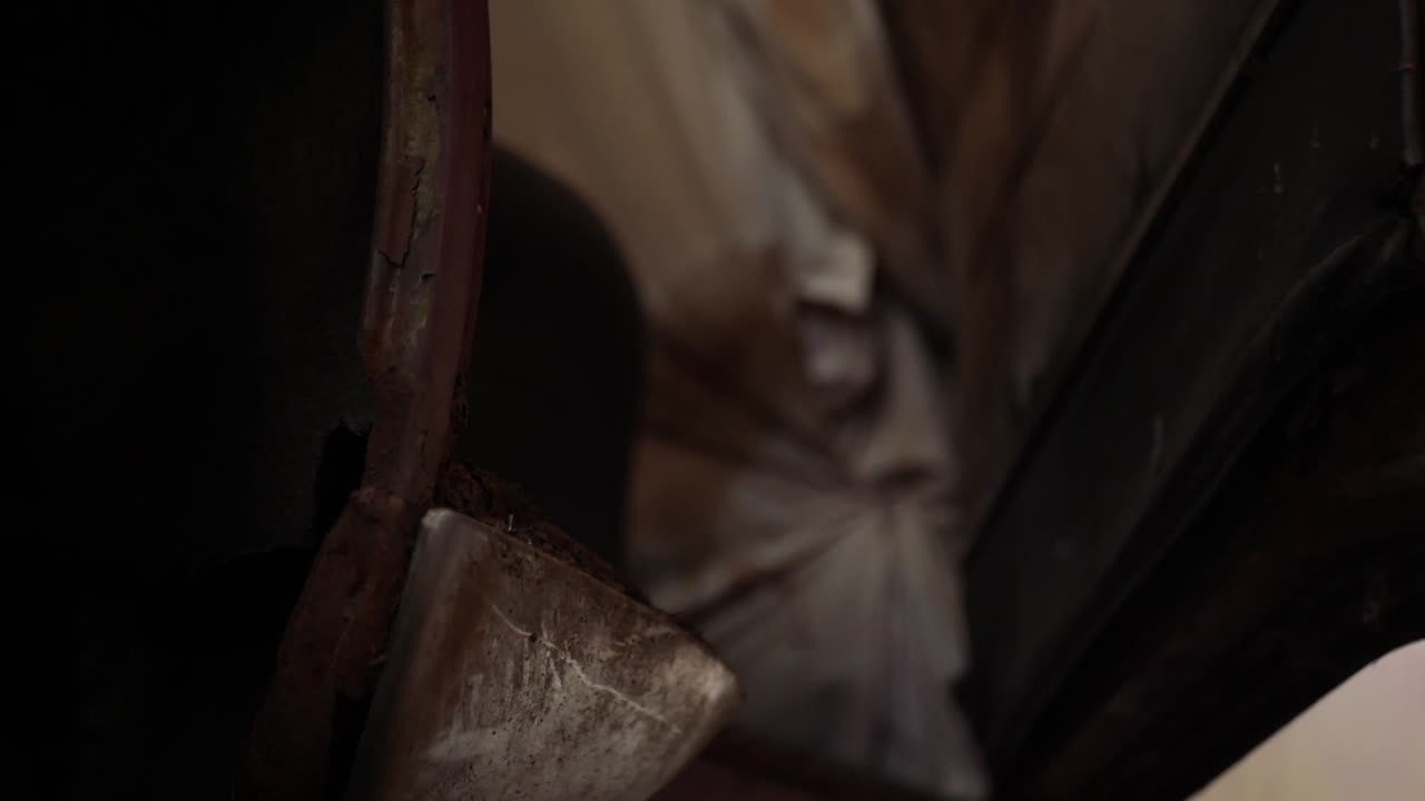 오래 된 녹슨 자동차 문 열림