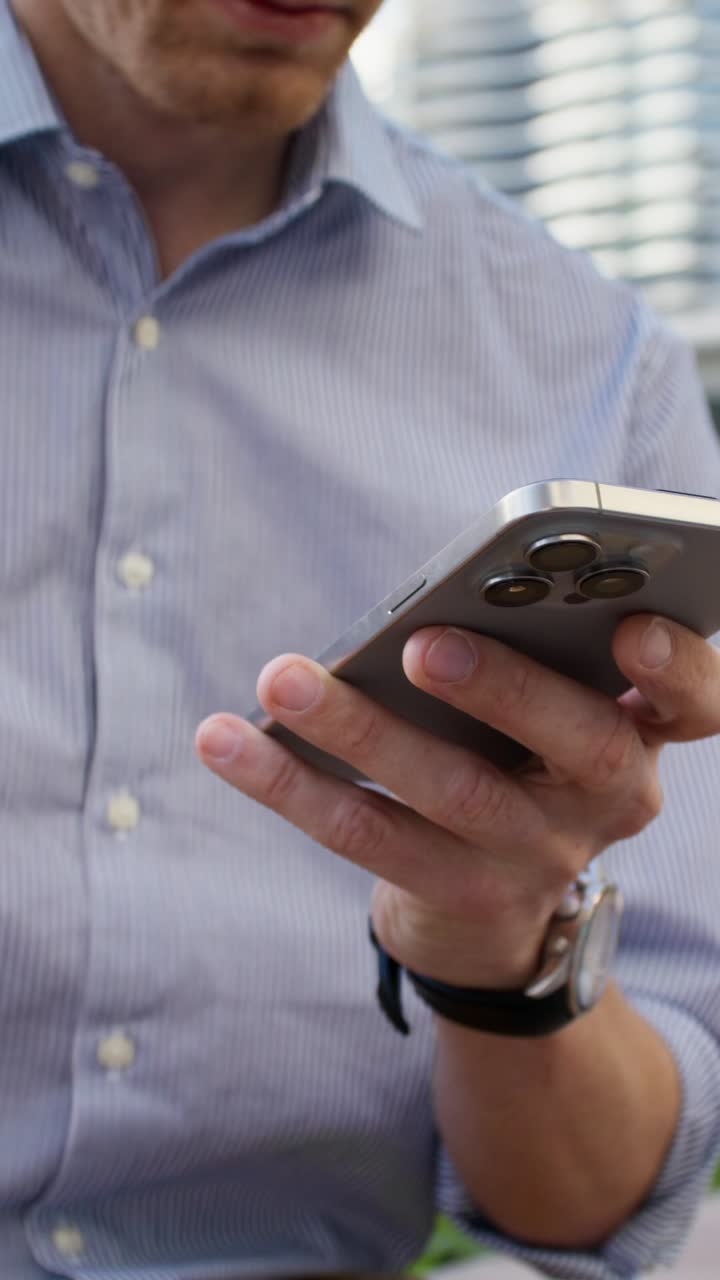 Uomo che usa uno smartphone in città