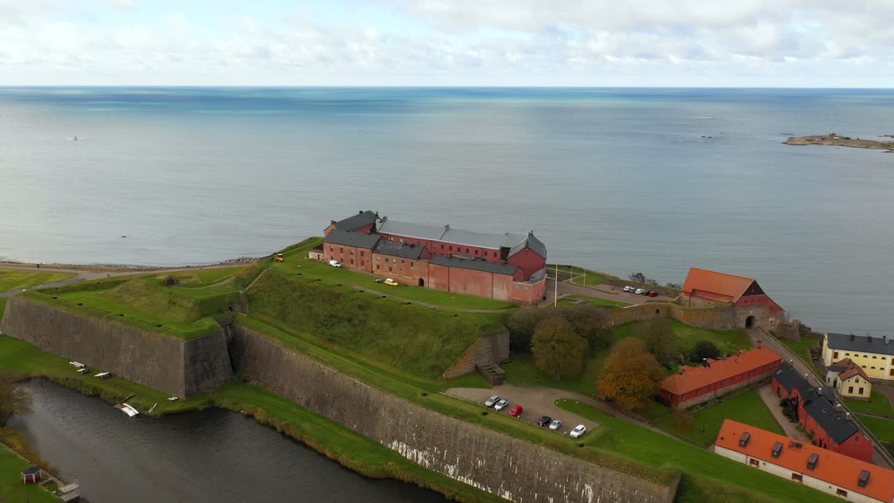 Luftfoto af gammel fæstning ved havet.