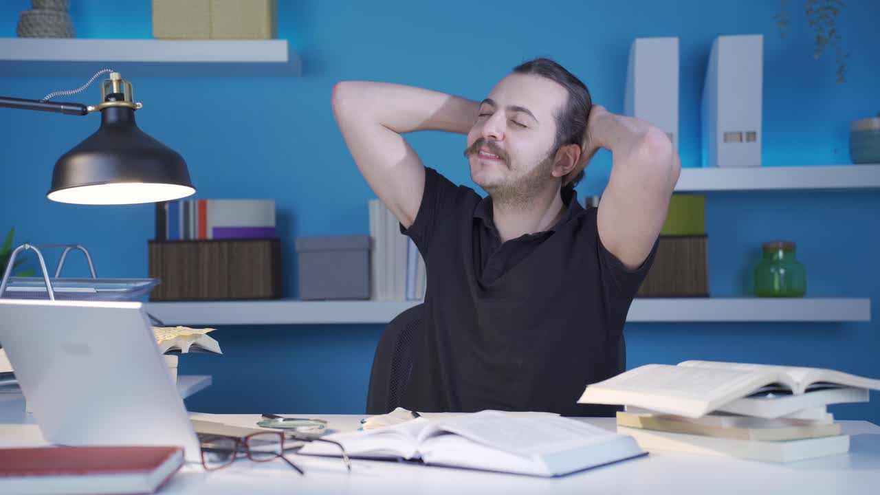 el hombre que trabaja para completar su trabajo, su tarea es relajarse y descansar.