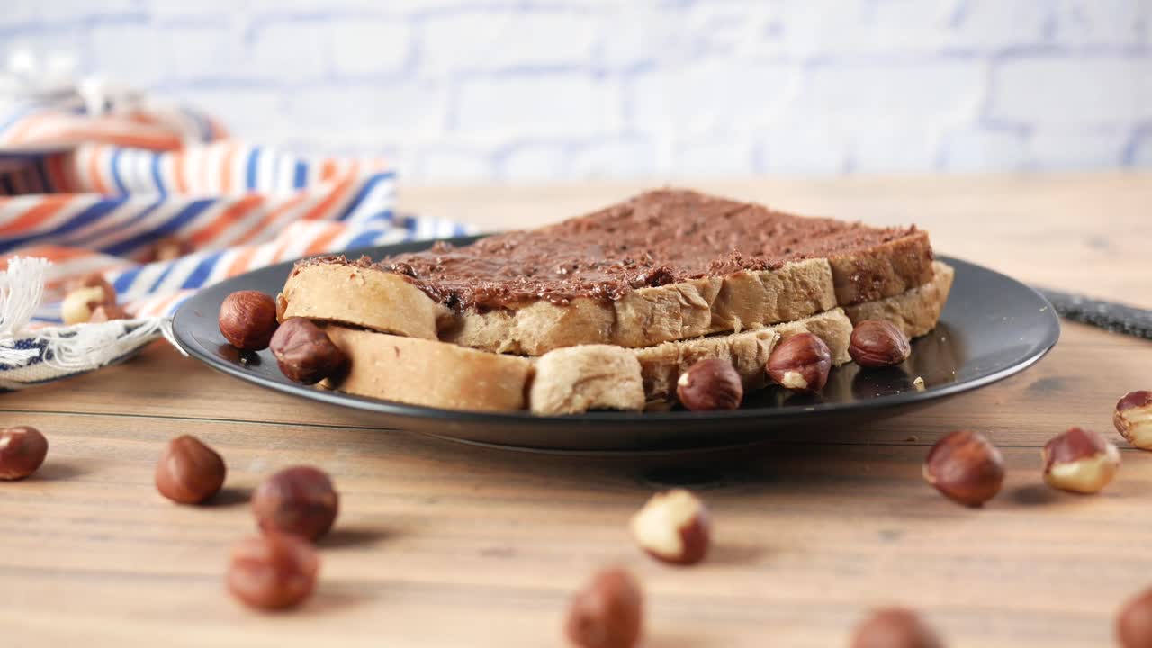 Toast con crema spalmabile al cioccolato e nocciole