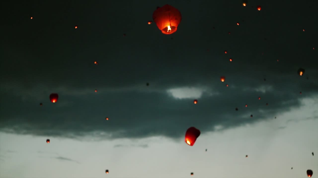 festival de las linternas en el cielo nocturno