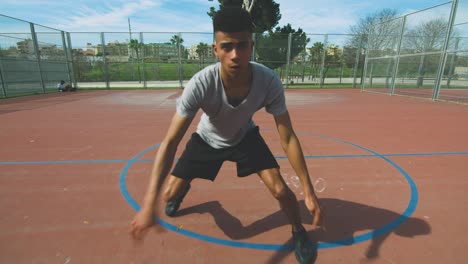 atleta negro driblando y disparando una pelota de baloncesto