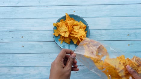 papas de tortilla en un plato azul