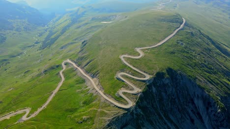 루마니아 산악 도로의 공중 드론 영상 – transalpina
