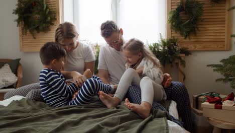 familie verbringt weihnachtsmorgen zusammen im bett