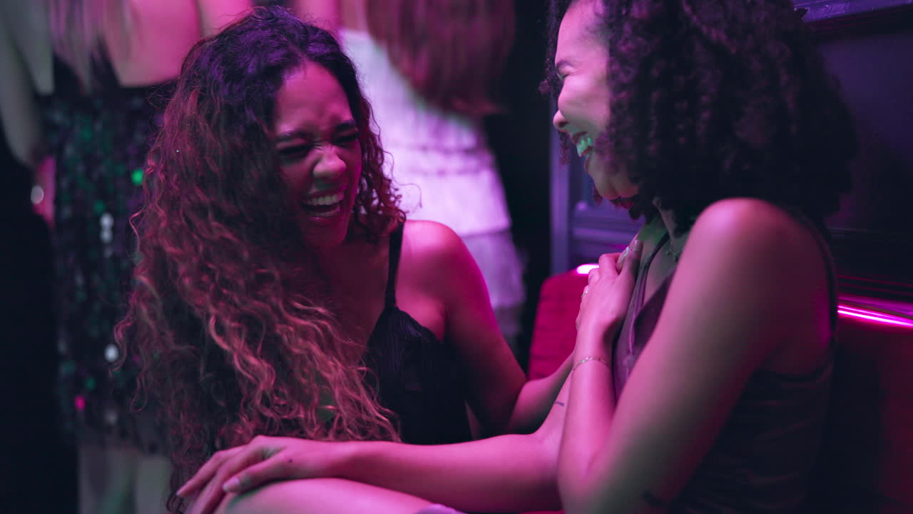 Due donne che si divertono a una festa in discoteca.