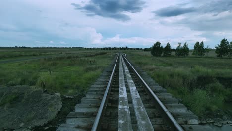 Eisenbahn-über-Dem-Fluss-Drohnenschuss