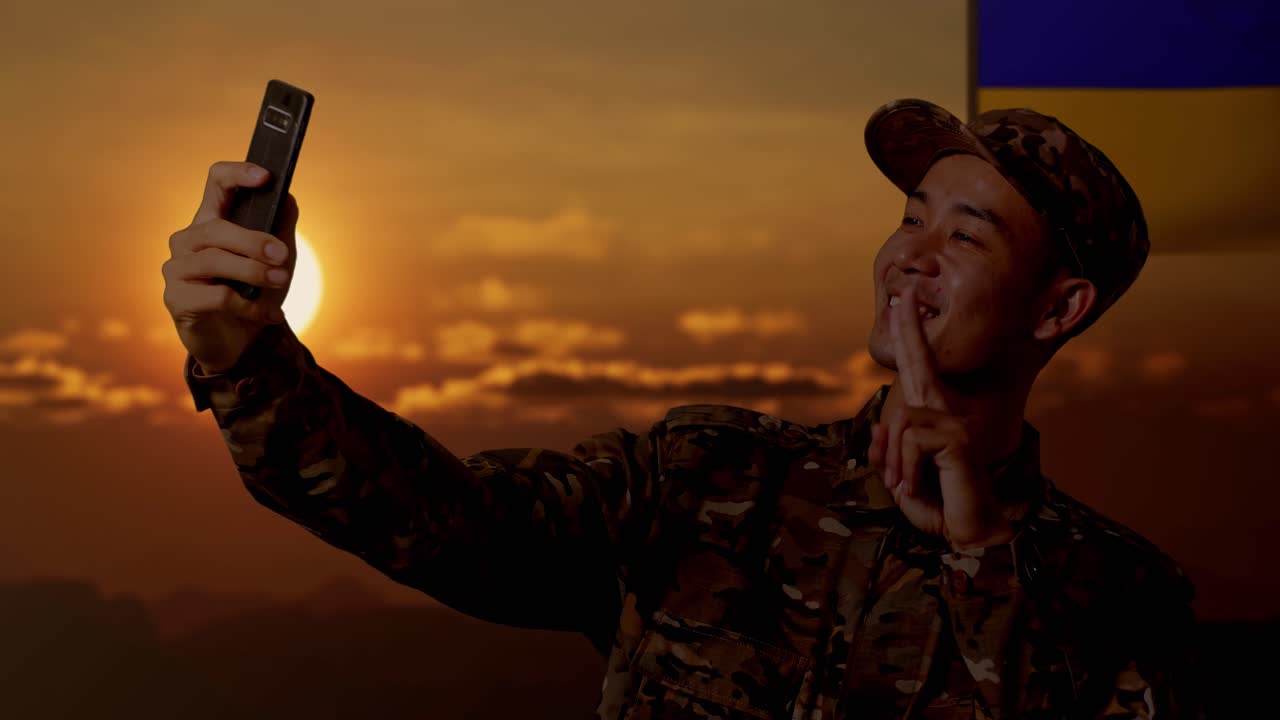 selfie militar al atardecer con la bandera ucraniana