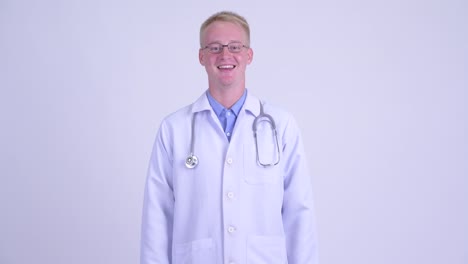 joven médico feliz con el cabello rubio