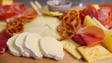 sabrosa paleta de bocadillos con queso, pretzels, jamón y vino tinto para dos