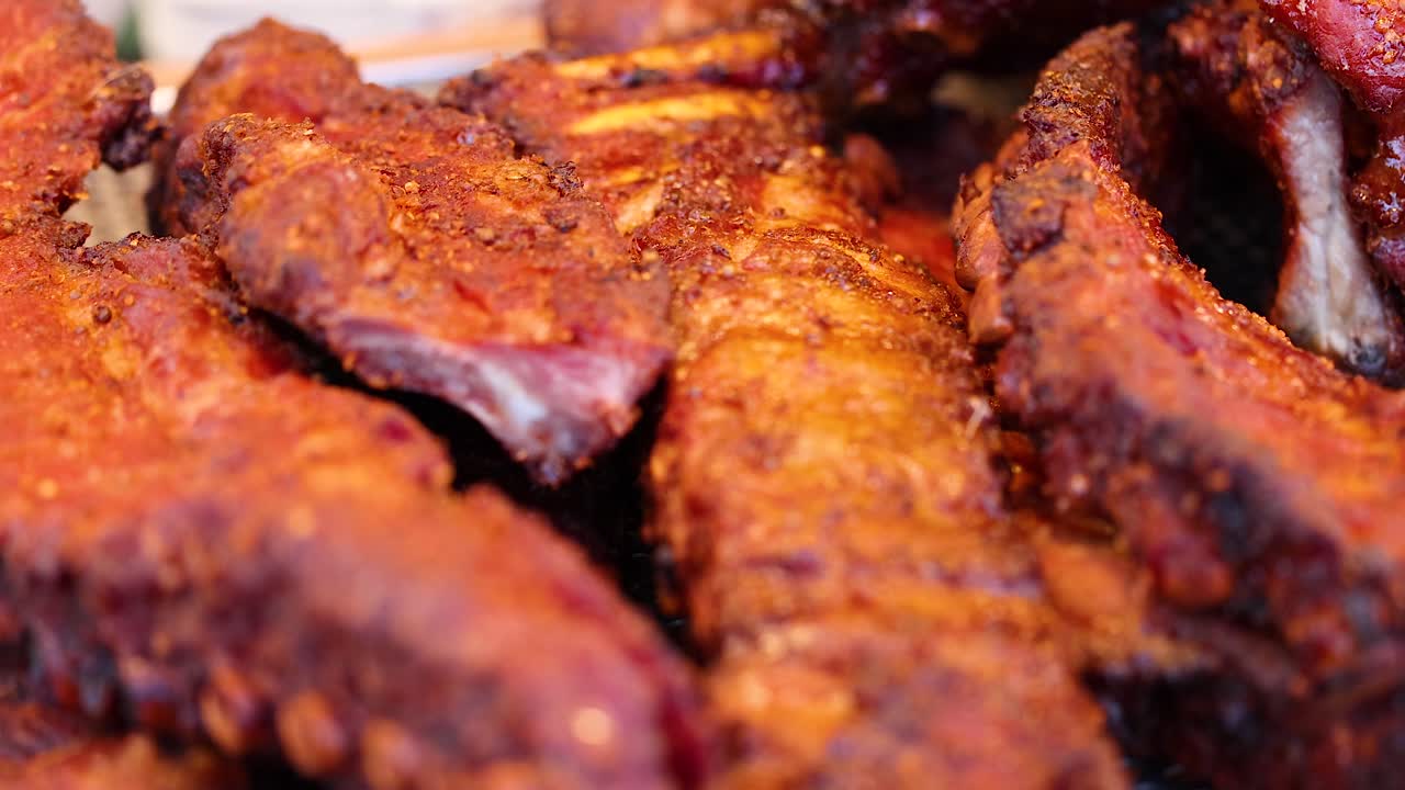deliciosa carne de cerdo asada expuesta en un puesto de comida