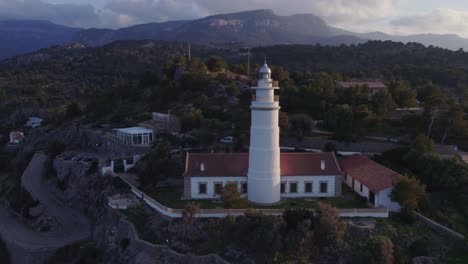 Orbitaufnahme-Des-Leuchtturms-Far-Des-Cap-Gros-In-Port-De-Sóller-Bei-Sonnenuntergang,-Luftaufnahme