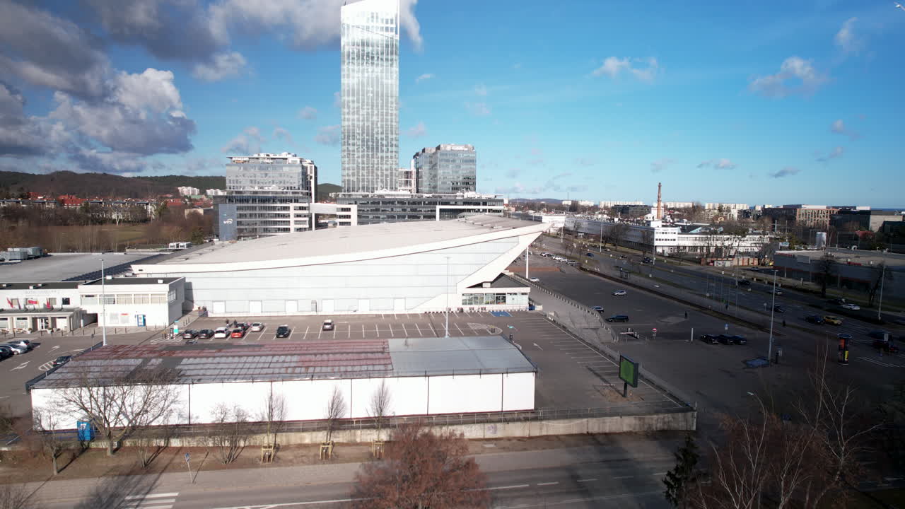 tiro de drone ascendente del distrito de przymorze con rascacielos en la ciudad de gdansk, polonia