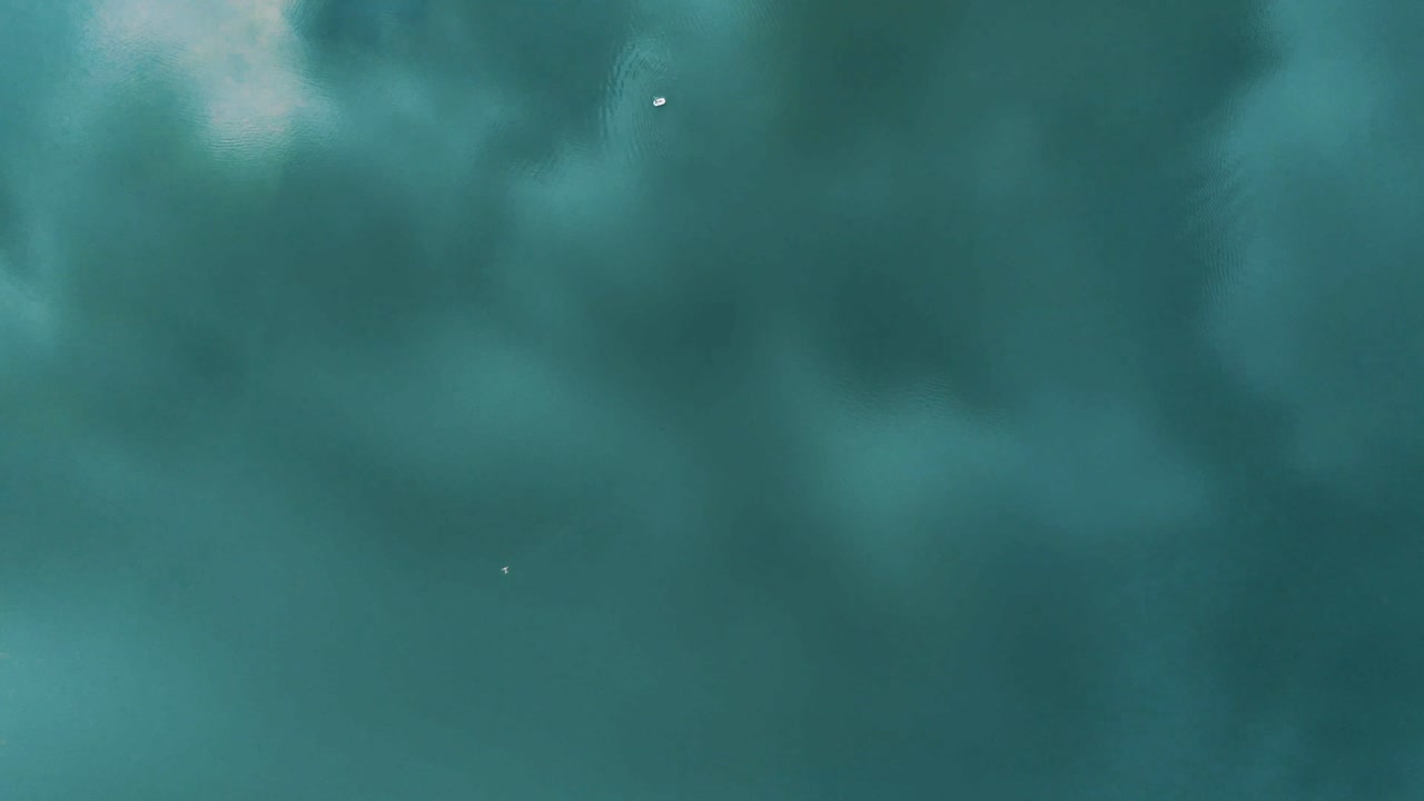 Uomo che nuota da solo, ripresa aerea 4K