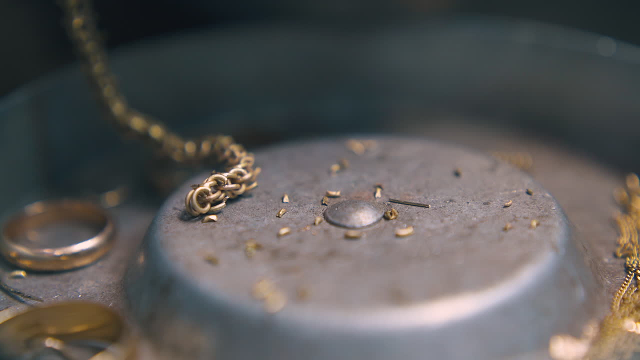 резать остатки из золотой цепи в ювелирном магазине крупным планом