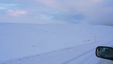 Ansicht-Von-Außen-Autofahren-Auf-Schneebedeckter-Straße-Mit-Außenspiegel-Im-Blick